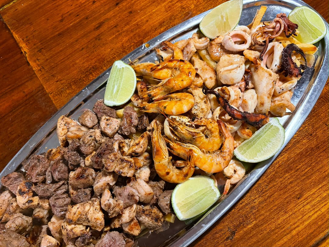 Plato de carnes y mariscos de Jai Alai